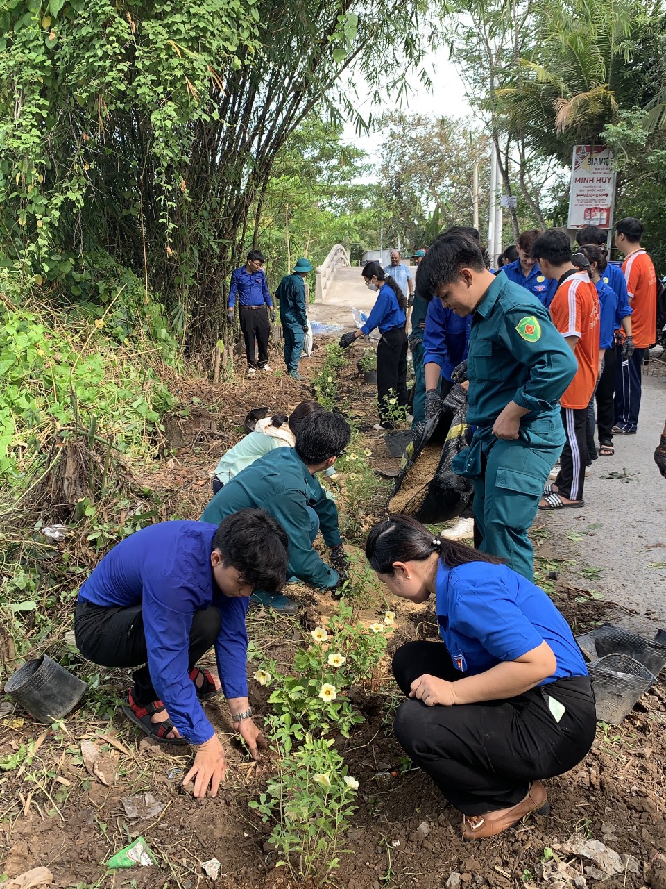 Thực hiện công trình Thanh niên bảo vệ môi trường với mô hình “Tuyến đường hoa vì môi trường xanh-sạch-đẹp”