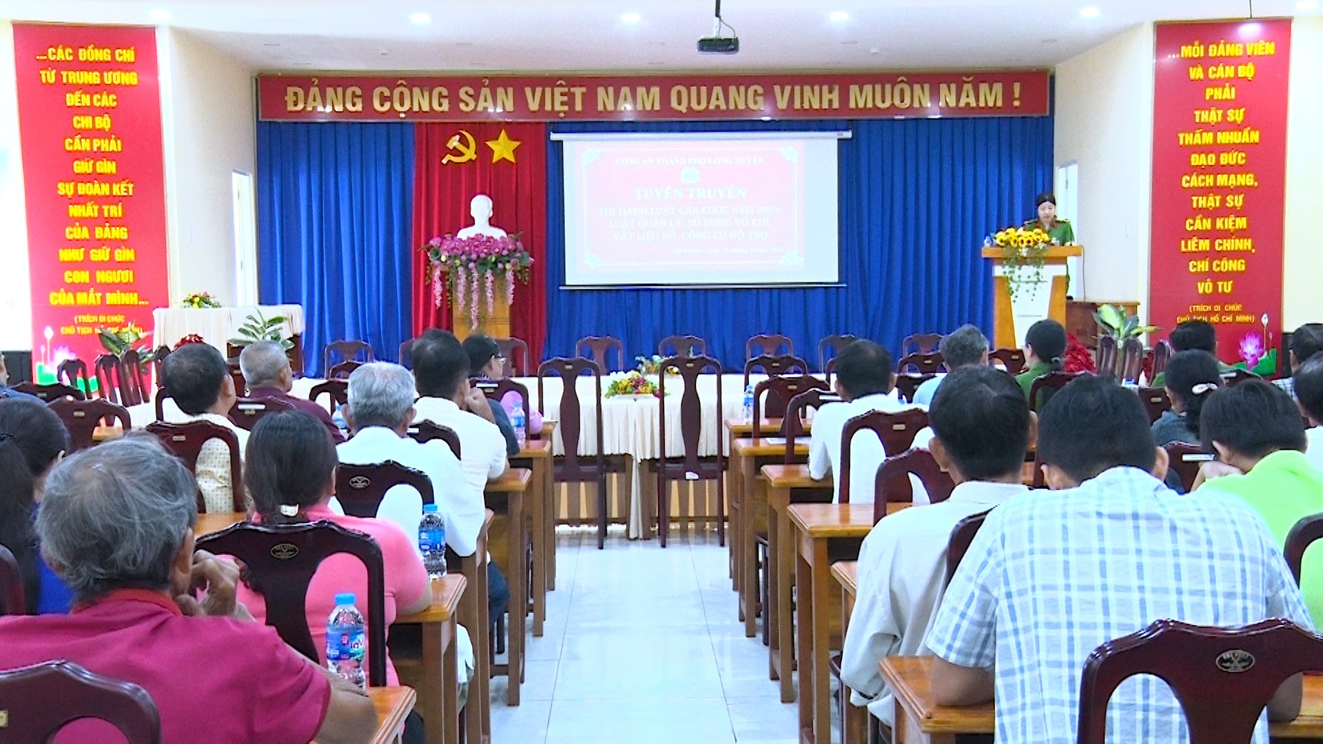 Tổ chức tuyên truyền thi hành Luật Căn Cước và Luật Quản lý vũ khí, vật liệu nổ, công cụ hỗ trợ. 