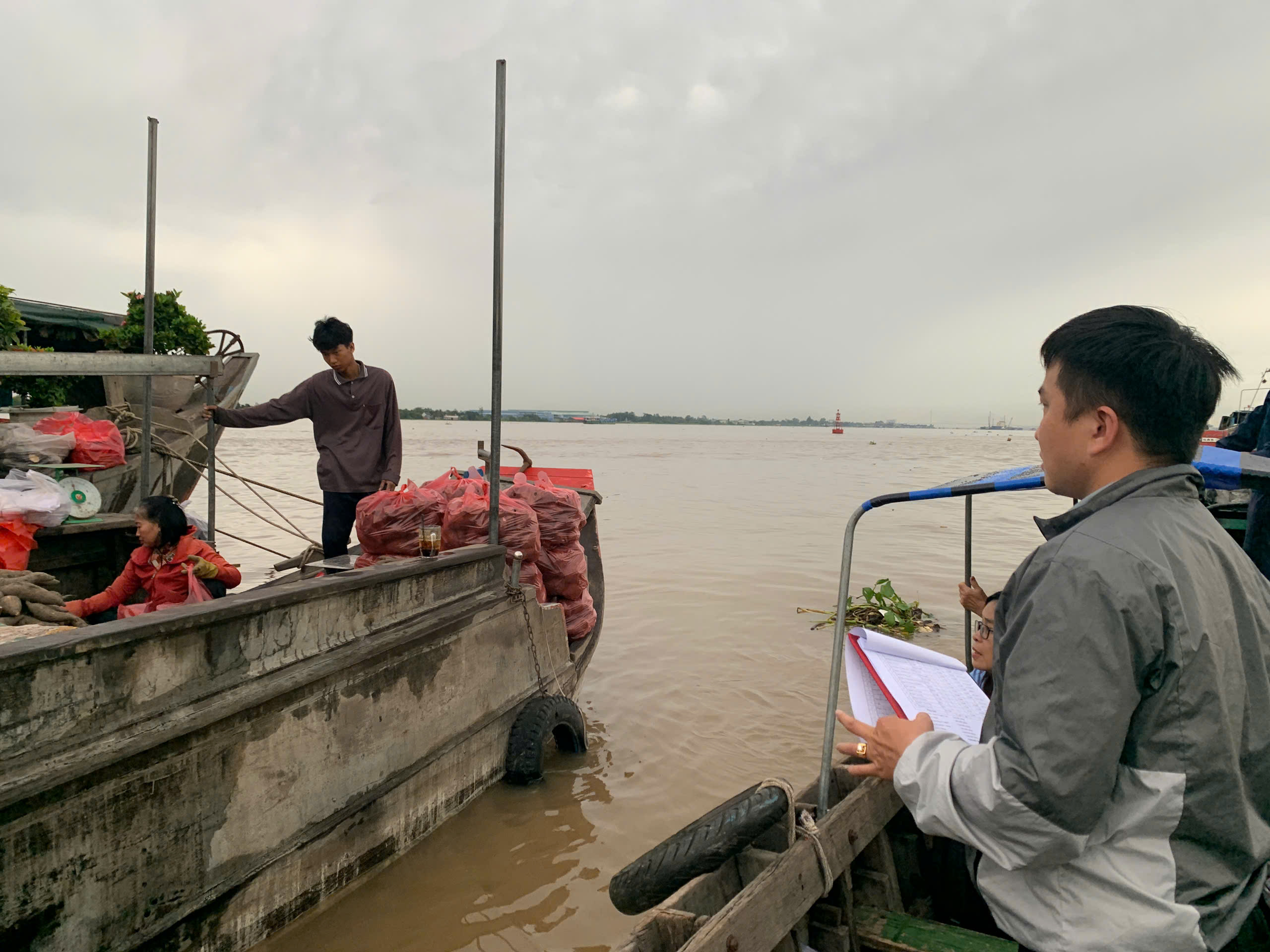 Khảo sát tình hình hoạt động mô hình chợ Nổi trên địa bàn phường Mỹ Phước