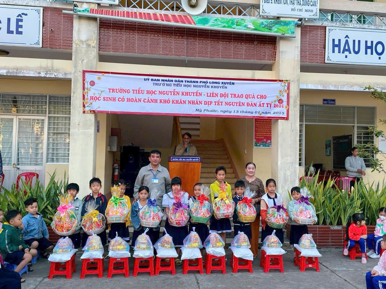 Tặng 100 phần quà Tết cho học sinh có hoàn cảnh khó khăn 