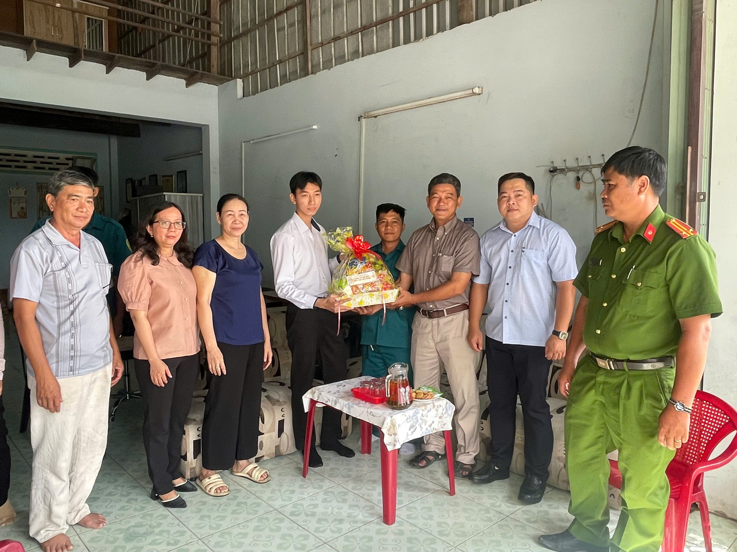 PHƯỜNG MỸ PHƯỚC GẶP MẶT TRAO QUÀ THANH NIÊN TRÚNG TUYỂN NGHĨA VỤ QUÂN SỰ NĂM 2025