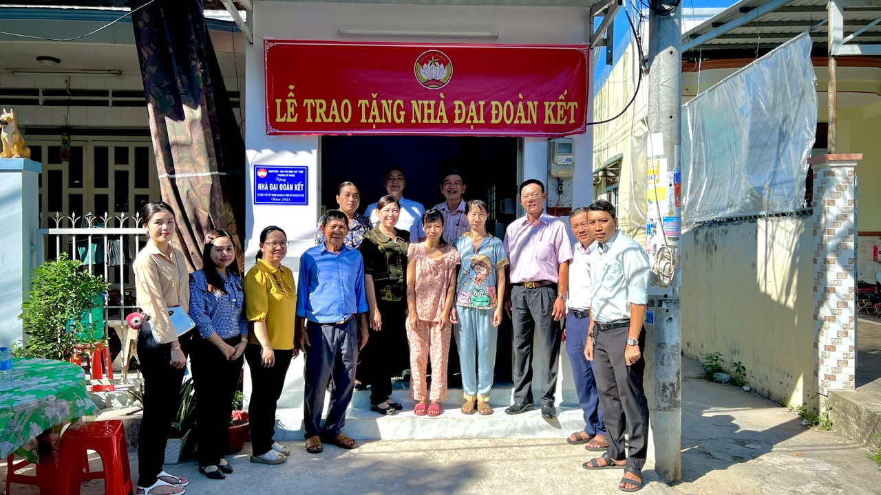 Mỹ Phước - Bàn giao hai căn nhà Đại đoàn kết cho người nghèo