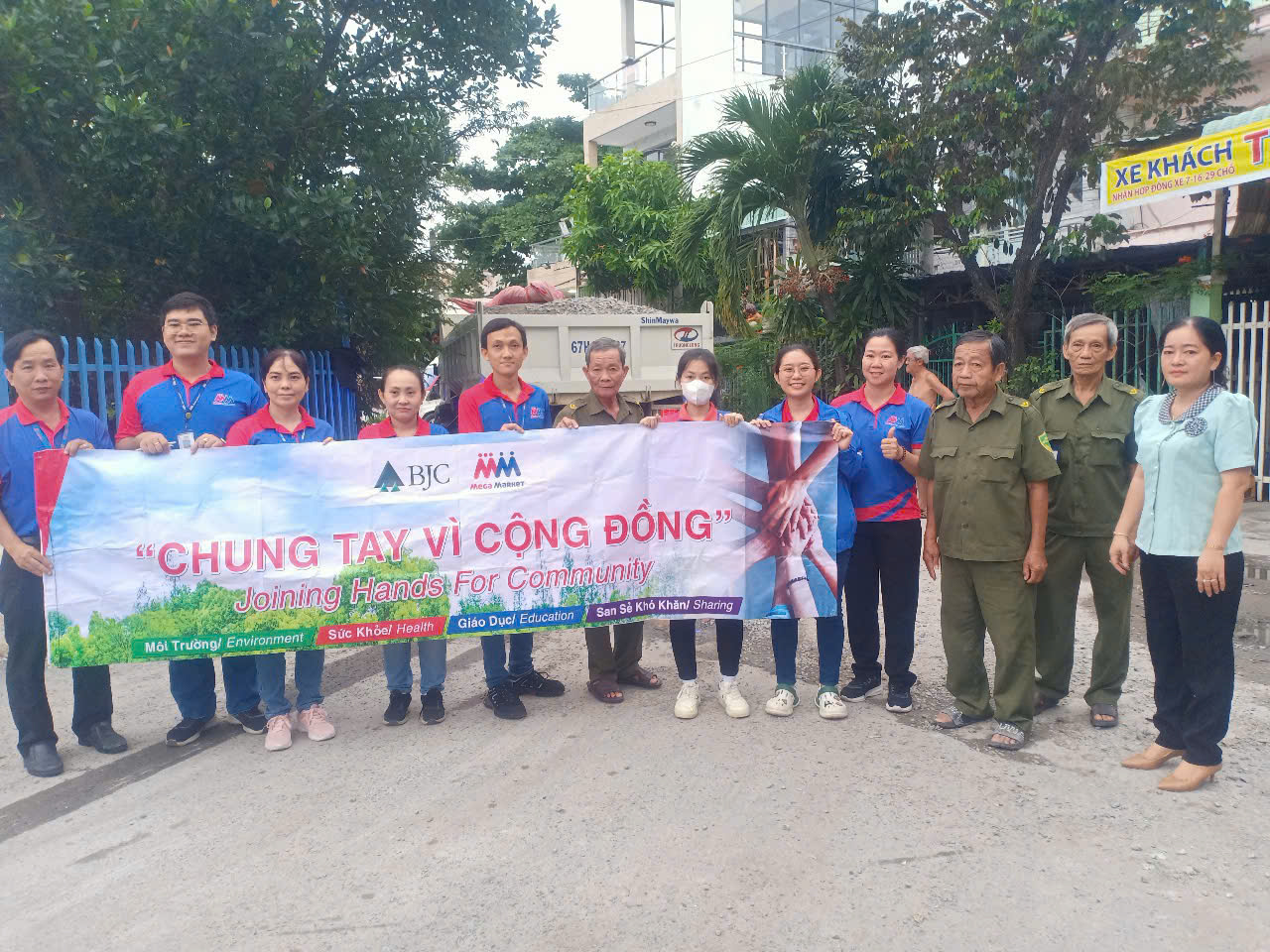  Mỹ Phước - Vận động dặm vá, rãi đá tuyến đường hẻm Tổ 72 khóm Đông Thịnh 5
