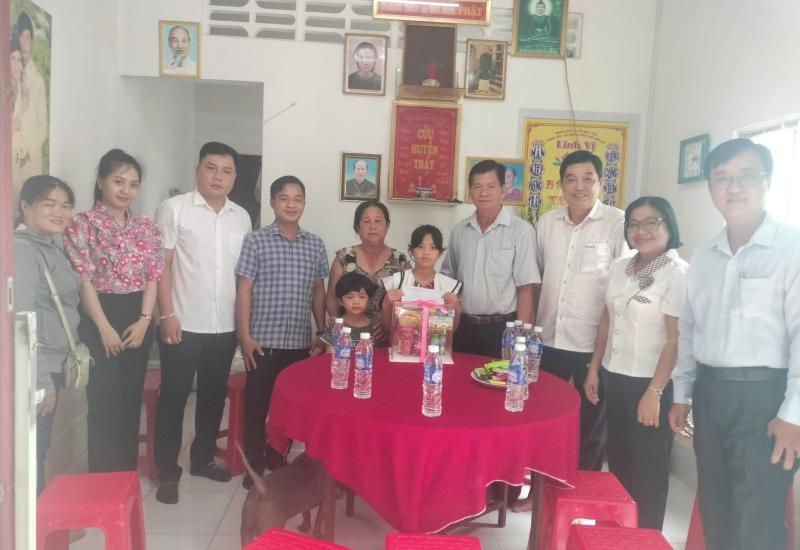 Thăm và tặng quà trẻ em có hoàn cảnh khó khăn, nhân Ngày Quốc Thiếu nhi 01/6