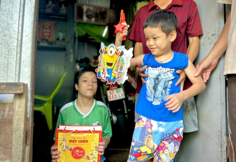 Mỹ Phước - Tặng quà Trung thu của UBND thành phố cho trẻ em có hoàn cảnh khó khăn trên địa bàn phường 