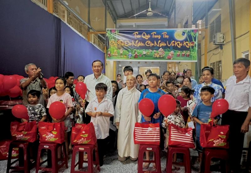 Chùa Đông Thạnh: Tặng 100 phần quà Trung thu cho các em thiếu nhi có hoàn cảnh khó khăn