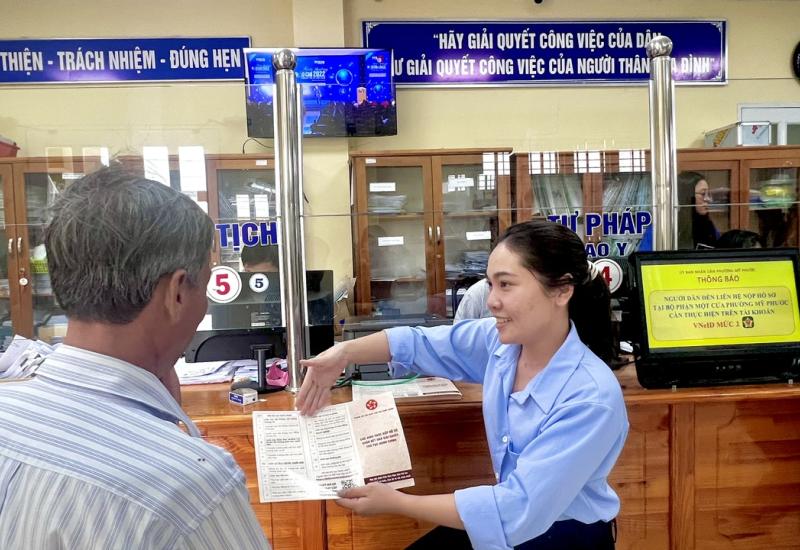 Mỹ Phước - Tổ công nghệ số giúp dân thực hiện thủ tục hành chính 