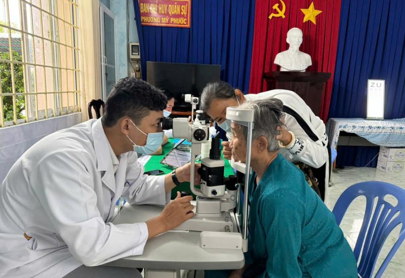 Mỹ Phước - Khám mắt miễn phí cho người lao động và người cao tuổi khó khăn 
