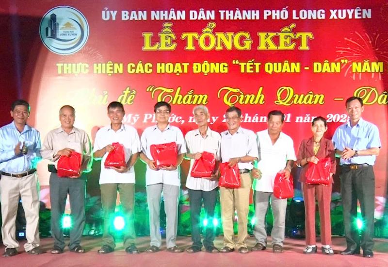 LONG XUYÊN - SÔI NỔI CÁC HOẠT ĐỘNG TẾT QUÂN - DÂN 2025 VỚI CHỦ ĐỀ THẮM TÌNH QUÂN 