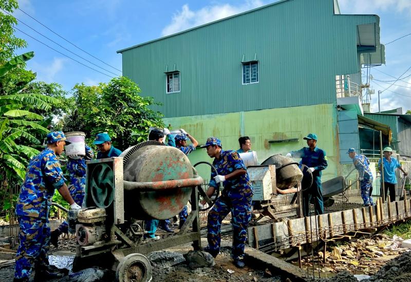 Lữ đoàn 962 tham gia xây dựng công trình cầu tại phường Mỹ Phước