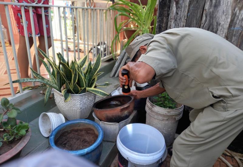 Ra quân thực hiện chiến dịch vệ sinh môi trường, diệt lăng quăng phòng, chống dịch sốt xuất huyết tại Khóm Đông Thịnh 3 đợt IV năm 2024. 