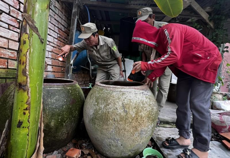 Ra quân chiến dịch diệt lăng quăng phòng chống bệnh sốt xuất huyết tại khóm Đông Thịnh 