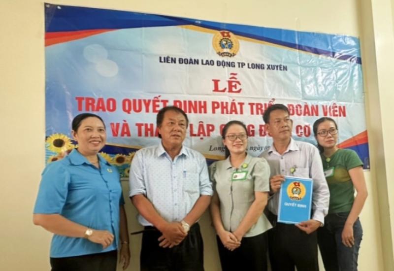 LỄ CÔNG BỐ QUYẾT ĐỊNH THÀNH LẬP VÀ KẾT NẠP ĐOÀN VIÊN CÔNG TY TNHH MTV DƯỢC PHẨM LONG XUYÊN. 