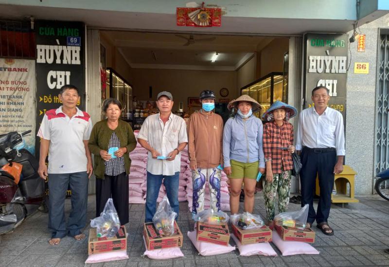 Mỹ Phước - Tặng quà cho hộ nghèo, cận nghèo, khó khăn nhân dịp Rằm tháng 7