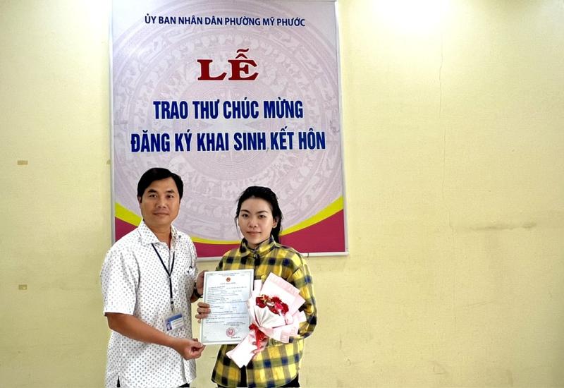 UBND phường Mỹ Phước tổ chức Lễ trao giấy chứng nhận Khai sinh cho công dân