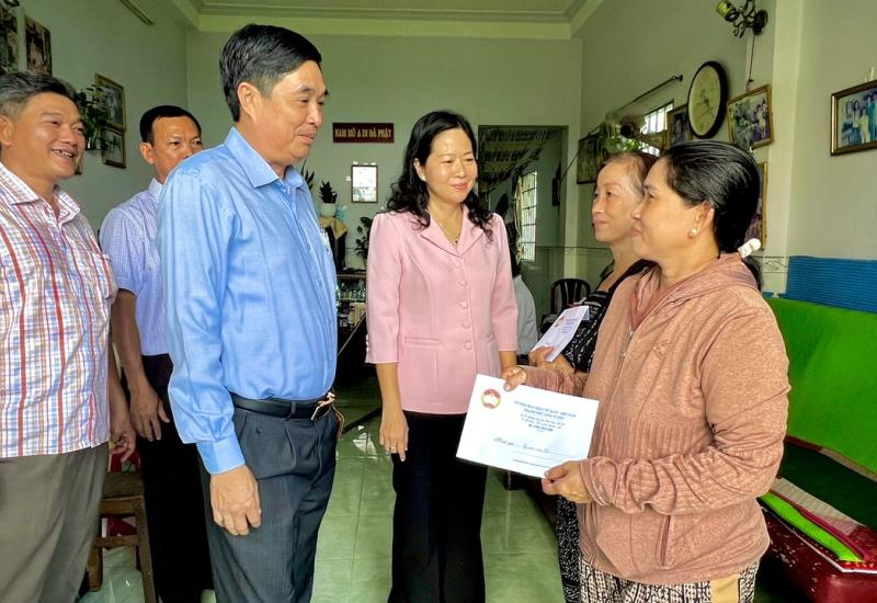 Ủy ban MTTQ Việt Nam Thành phố Long Xuyên thăm và hỗ trợ gia đình có nhà ở bị cháy