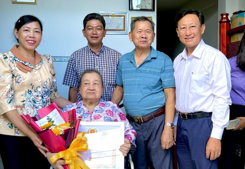  Trao tặng huy hiệu 40 năm tuổi Đảng
