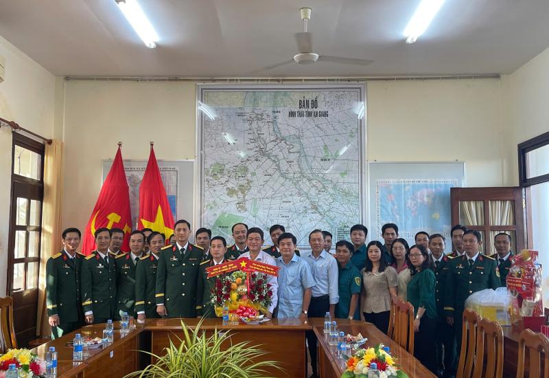 Thăm, tặng quà các đơn vị Quân đội nhân kỷ niệm 80 năm Ngày thành lập Quân đội Nhân dân Việt Nam