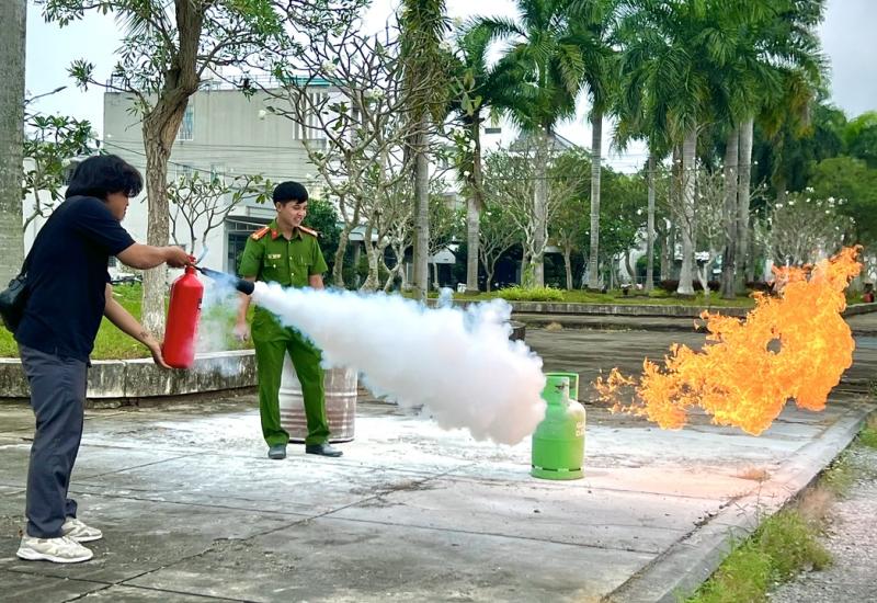 Tổ chức lớp huấn luyện, bồi dưỡng nghiệp vụ về PCCC và CNCH 