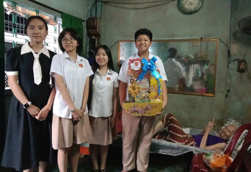 Trao quà tết cho hộ khó khăn