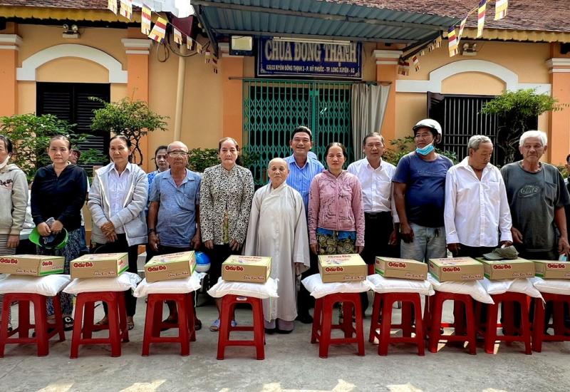 Mỹ Phước - Chùa Đông Thạnh trao tặng 150 phần quà tết cho người nghèo