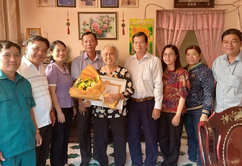 Mỹ Phước - Trao tặng huy hiệu Đảng cho Đảng viên cao tuổi Đảng
