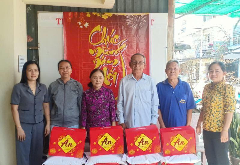 CHĂM LO QUÀ TẾT CHO HỘ KHÓ KHĂN TẠI ĐỊA BÀN KHÓM