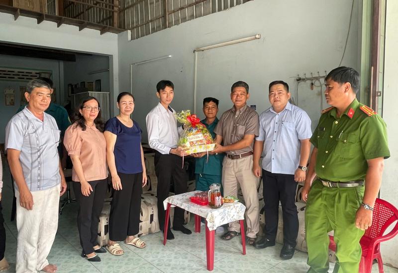 PHƯỜNG MỸ PHƯỚC GẶP MẶT TRAO QUÀ THANH NIÊN TRÚNG TUYỂN NGHĨA VỤ QUÂN SỰ NĂM 2025