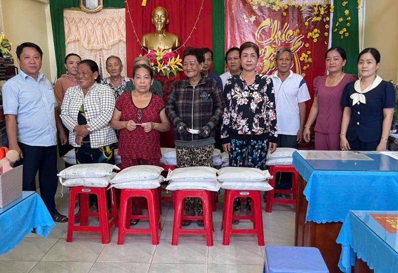 Trao tặng gạo cho người nghèo Rằm Tháng Giêng