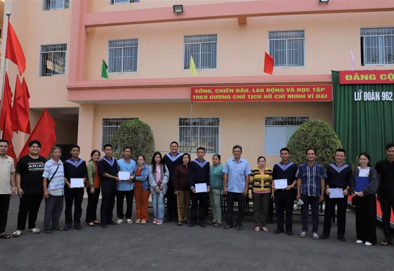 Mỹ Phước: Thăm và tặng quà chiến sĩ mới tại Lữ đoàn 962